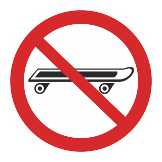 Знак на пластике «Вход со скейтбордами запрещен» 